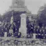 Dargos&lstrok;aw, ods&lstrok;oni&eogon;cie pomnika po&sacute;wi&eogon;conego mieszka&nacute;com poleg&lstrok;ym na frontach I wojny &sacute;wiatowej, 1922; http://grosstuchen.cwsurf.de/memorials/greifenberg_tm/Dargislaff.jpg