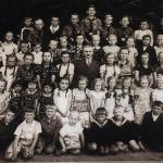 Nauczyciel Rudolf Habermann ze swoimi uczniami w 1938.