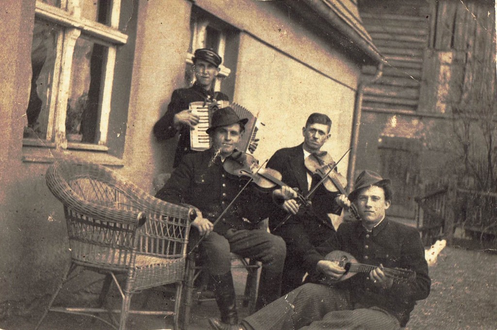 Kapela z Brojc, fotografia z prze&lstrok;omu lat 40 i 50. 