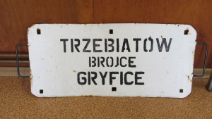 Tablica z wagonu (źródło - zdjęcie z Muzeum Kolei Wąskotorowej w Gryficach)